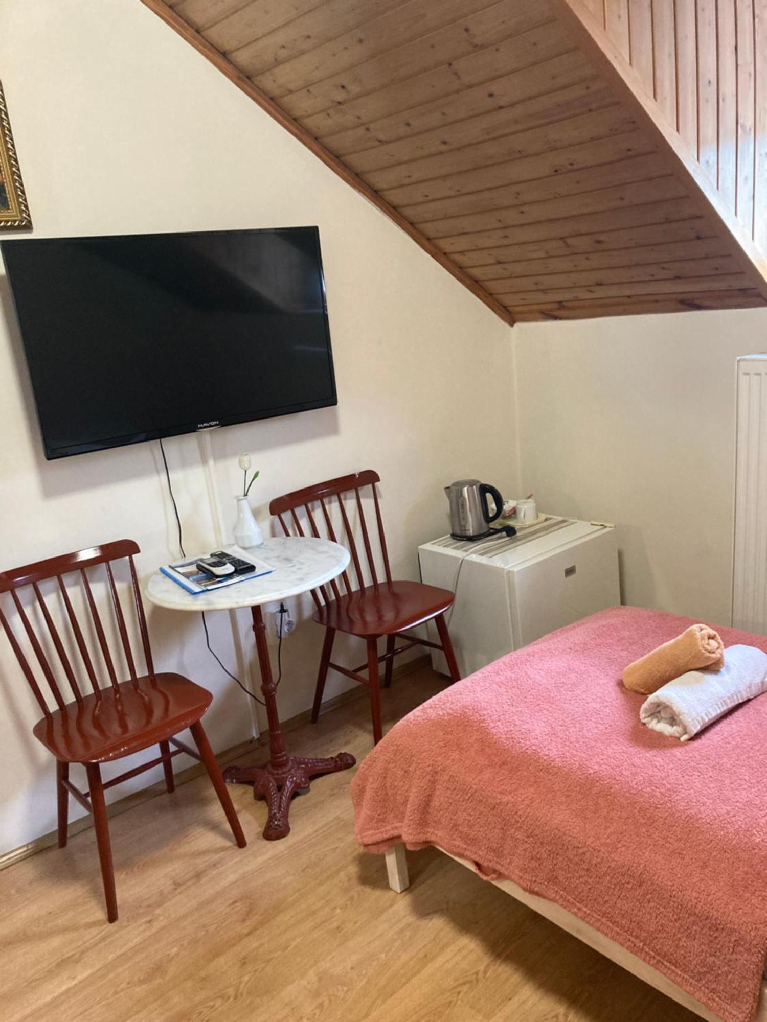 Retro Panzio Bed & Breakfast Pecs Luaran gambar