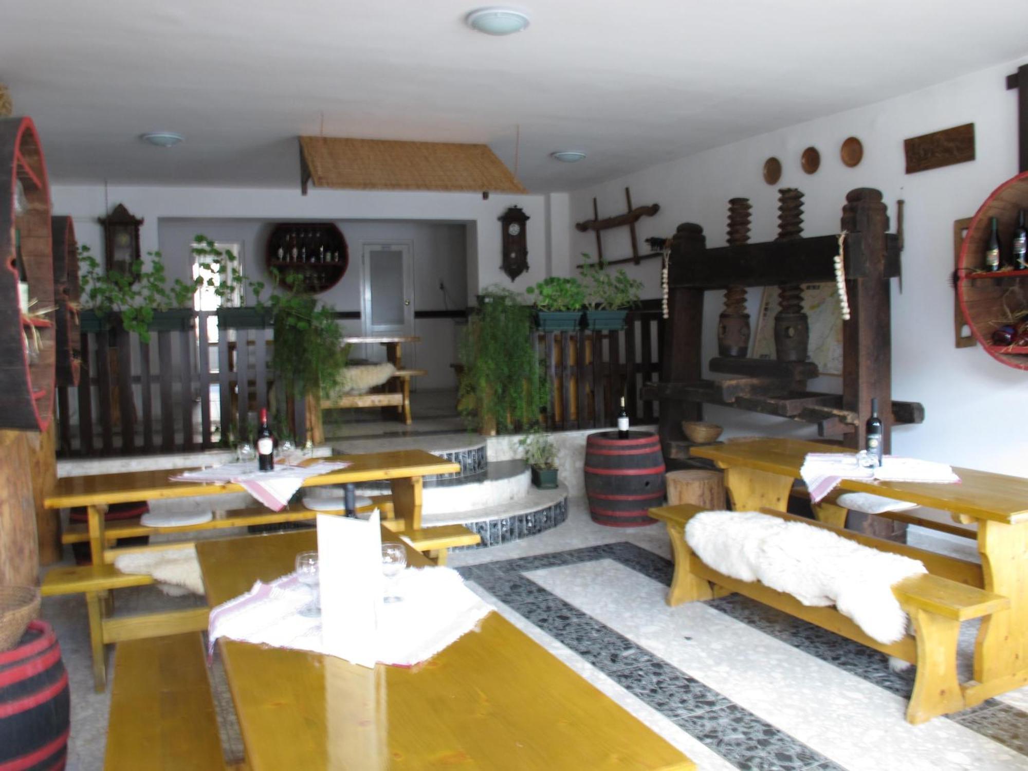 Retro Panzio Bed & Breakfast Pecs Luaran gambar