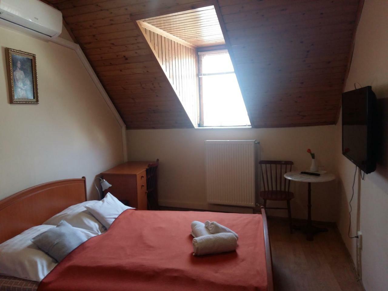 Retro Panzio Bed & Breakfast Pecs Luaran gambar