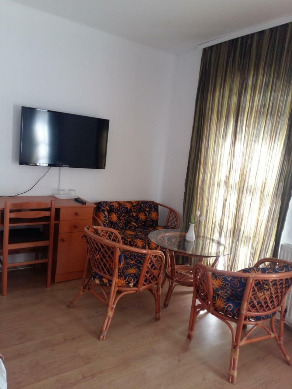 Retro Panzio Bed & Breakfast Pecs Luaran gambar