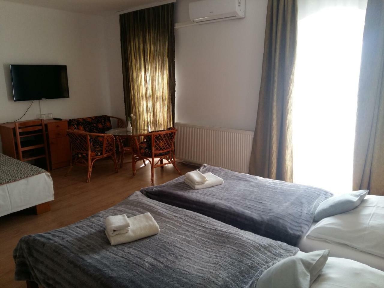 Retro Panzio Bed & Breakfast Pecs Luaran gambar