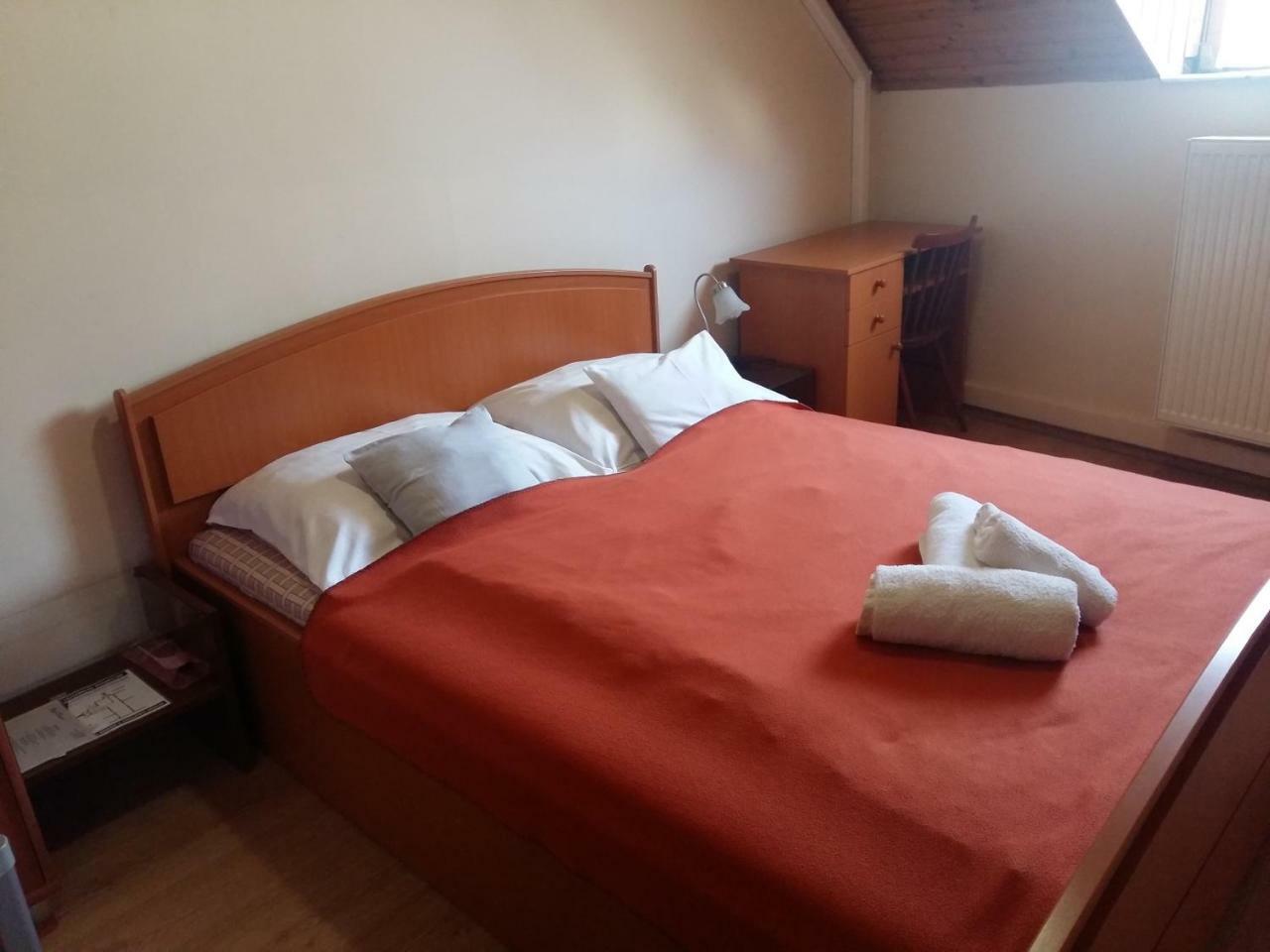 Retro Panzio Bed & Breakfast Pecs Luaran gambar