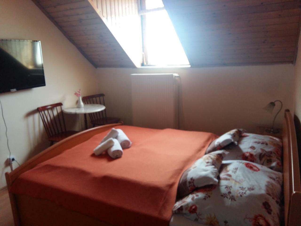 Retro Panzio Bed & Breakfast Pecs Luaran gambar